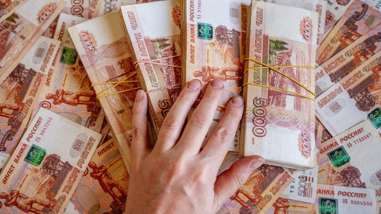 Ruble Plunges to New 2024 Low After US Imposes Sanctions Targeting Russian Banks